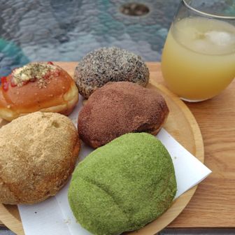 高見石小屋名物の揚げパン🍞と信州りんごジュース🍎