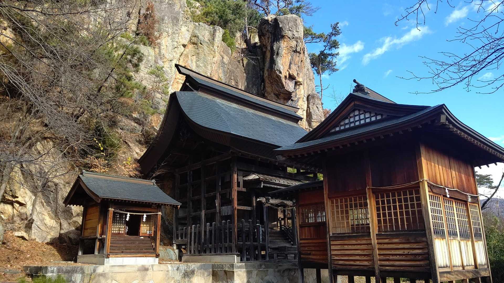 ここら辺まで石段続き💦
奥社の上には立派な岩壁🪨