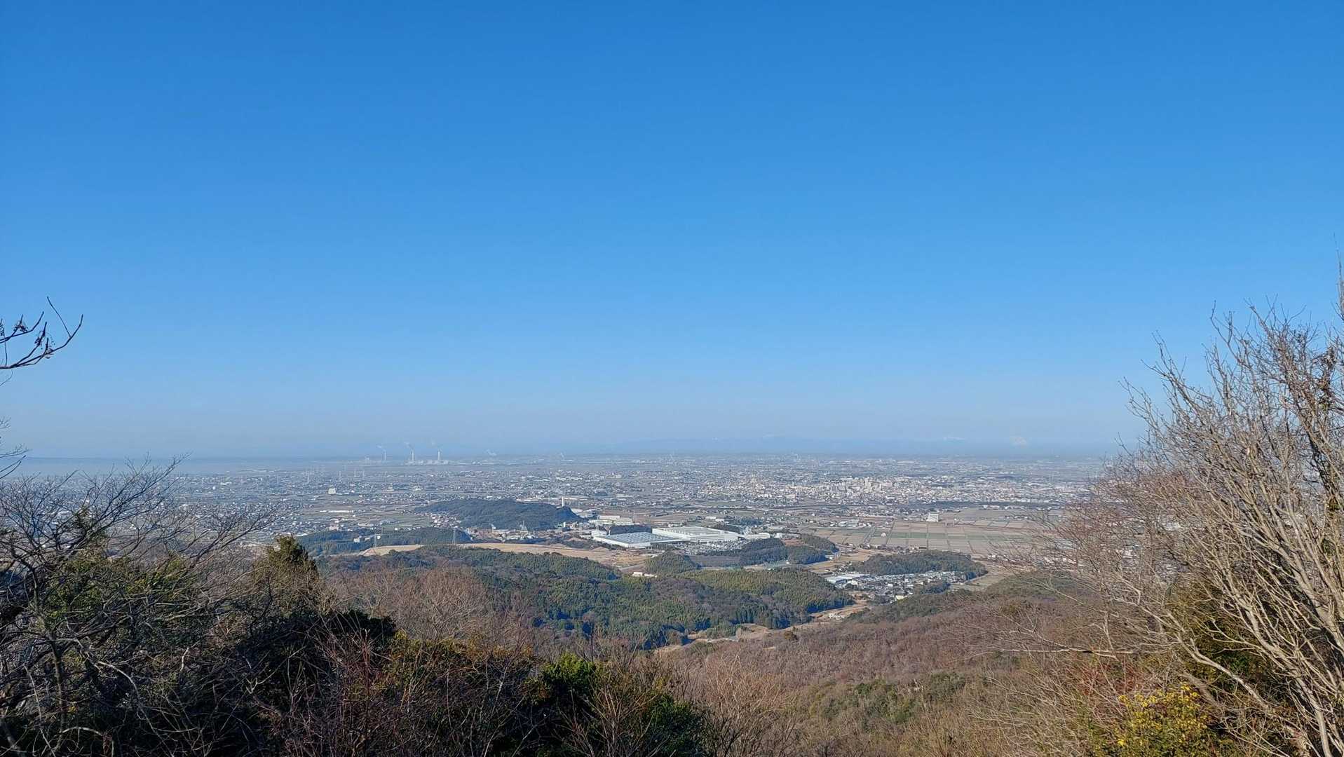 かすかに藤原岳が見えていた
