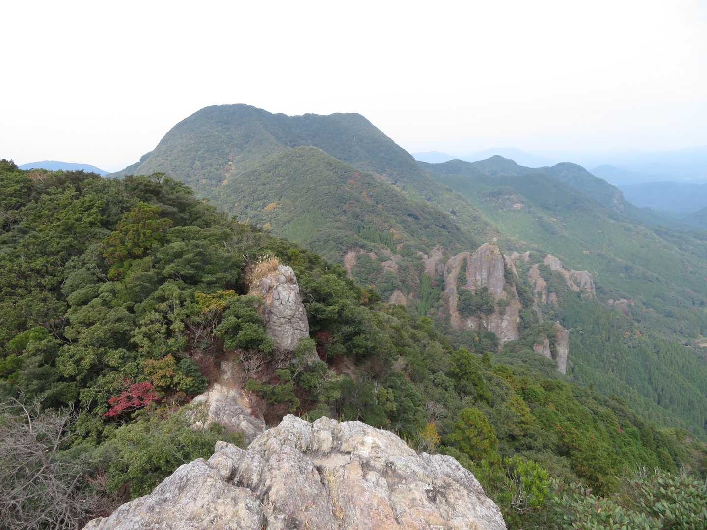 山頂からは、雌岩、雄岩がよくみえます。一番高いのが青螺山です。