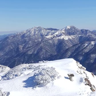 三嶺から見る次郎笈と剣山。