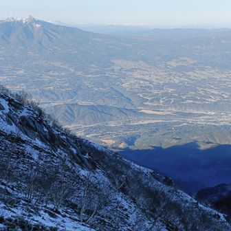 赤岳の右奥に浅間山や草津白根山方面も