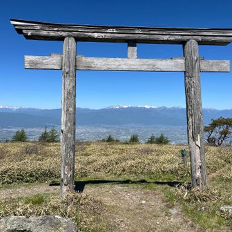 山頂神社の鳥居から、憧れの穂高連峰を覗き見る。