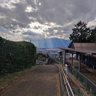ミニ鉄道の終点。相変わらず先には天使の階段。