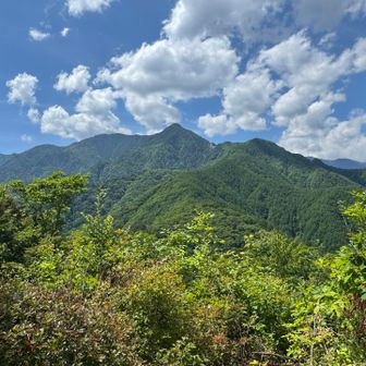 反対側に烏帽子岳
烏帽子というだけあってツンと尖る山頂