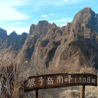 いやーすげぇ！
阿蘇にこんなステキな絶景があったとは✨
高岳中岳とはまた違う世界🌋
根子岳はやっぱ他と違うよな～
今年行った表銀座から眺めた北鎌尾根や、行ったことないけど平の池から見た裏剱の八ツ峰やチンネ岩峰群みたいで大迫力！
登り納めに相応しい😁