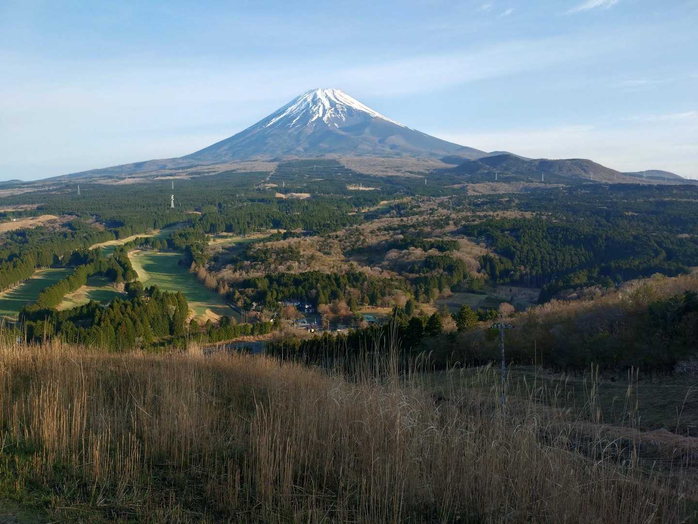 最初は階段をずーっと登ります
崩れてる箇所も
振り返って富士山か綺麗に見えました🤩