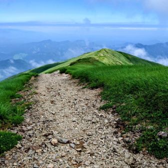 しばし管理人の方とお話しし😊
北飯豊の山バッチを購入し
下山の運びとする🚶‍➡️🤸🏃