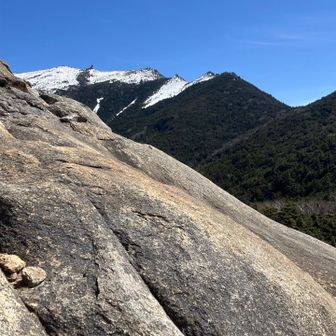 さっき大日岩より前で追い越したハイカーさんは今どの辺かしら‥と金峰山を覗く🫣
（下山時富士見平小屋より下で追いつきお声掛けしたところ、大日岩付近のアイスバーンに危険を感じ撤退なさったとの事でした🧊）