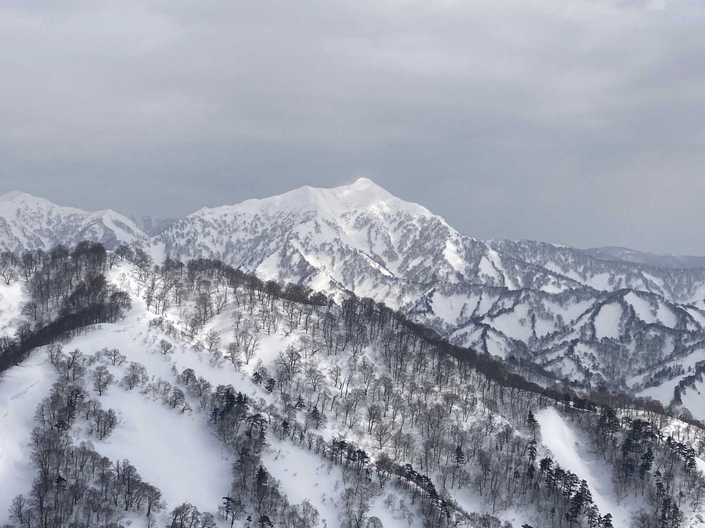 白太郎山🏔山頂からの眺望🏞
祝瓶山🏔を眺めながら休憩
あんなとこ、登れのかよー😱
ゾクゾクするんですけど😅