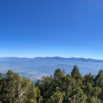 空木岳から南アルプスに続くのパノラマ
１つだけ白く三角にかっこいい山がずっと気になり調べたら甲斐駒ヶ岳でした
きっと呼ばれてるってゆうちゃんに言ったら笑われました🤣