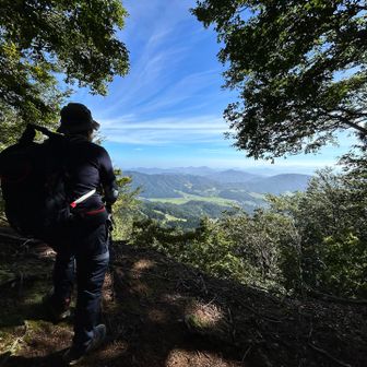 神鍋山の火口が見えてます