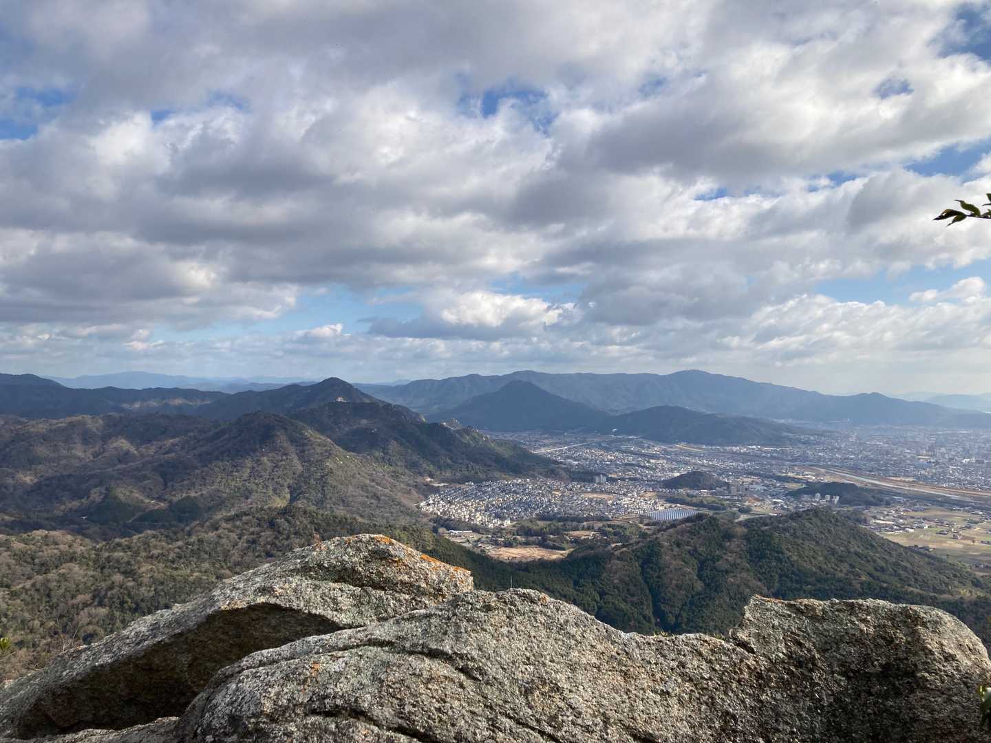 東の方。西目山や右田ヶ岳。
自由ヶ丘団地も見える。