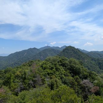これから縦走する山々　一番奥アンテナが立っている絵下山を目指します🫵