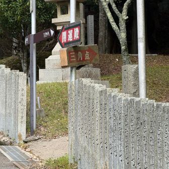 ココを右に行くと山頂