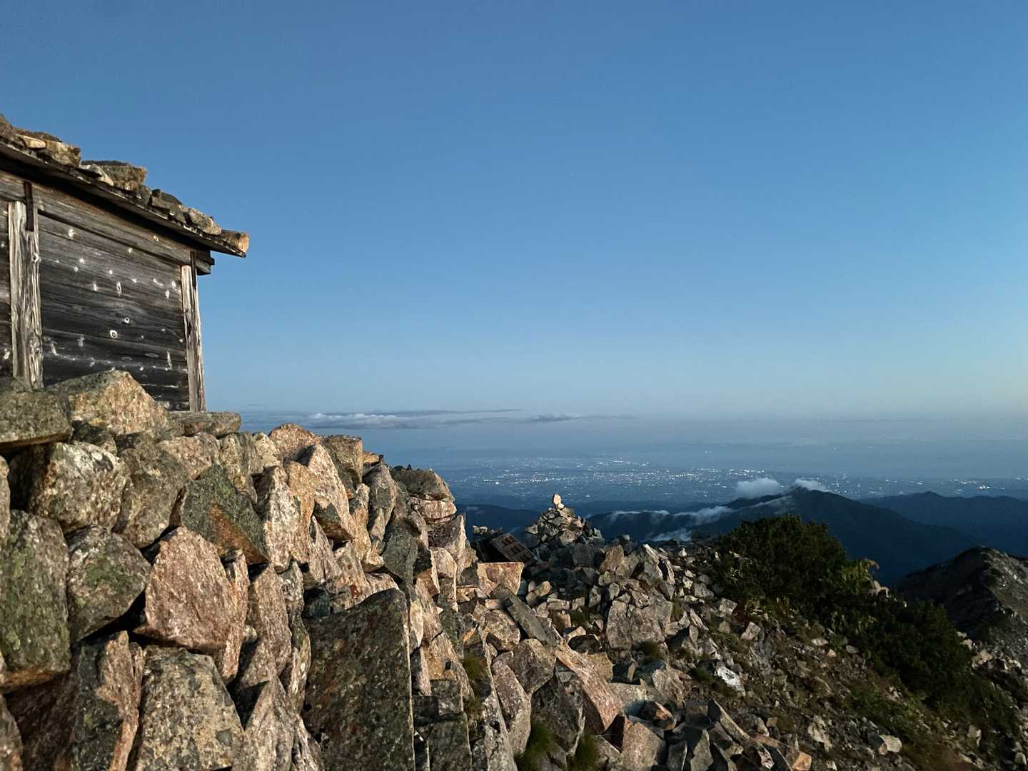山頂とうちゃこ～
日の出を待ちます。