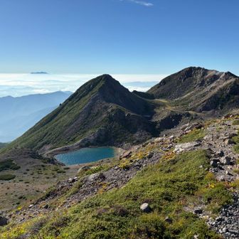 剣ヶ峰と御前峰と翠ケ池