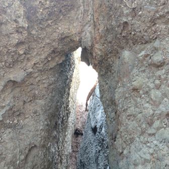 地割、間に粘土層があるのでこうなったらしい。