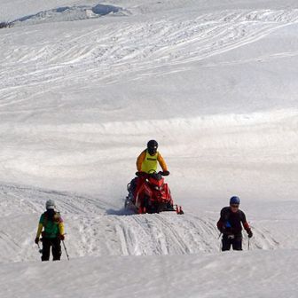 　そんないいところに現れたのが、臭くて (排気ガス) 五月蝿くて (エンジン音) 危険な (登山者の近くを通過) 集団😱10台ほどもいたかしら。登山者との接触の危険性、動植物へのインパクトや雪崩誘発なども考えられます。お仲間もオイラも、苦々しい思いでムカついていました😤
　国立公園法での特別保護地区なら一発アウトの行為です。この場所は同法の特別地域ですが、ここだって乗り入れが規制されていると思うのですが･･･どうなのでしょう。
　とにかく金輪際遭遇したくありません😤