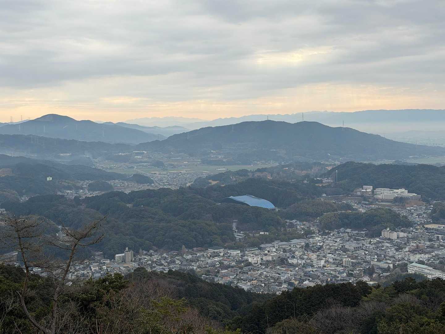 行きは眩しいくらいの青空だったのに
帰りには‥すっかり曇り空

早く来てよかった➰😉
