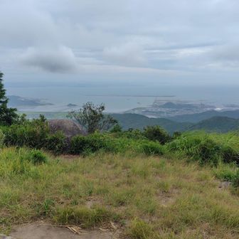 貫山山頂🍃
 素晴らしい(＊´ ω｀＊)
眼下は苅田アルプス🚶‍♀️