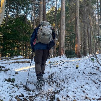さて石尊山に向かいましょう。雪はこのくらいでした。