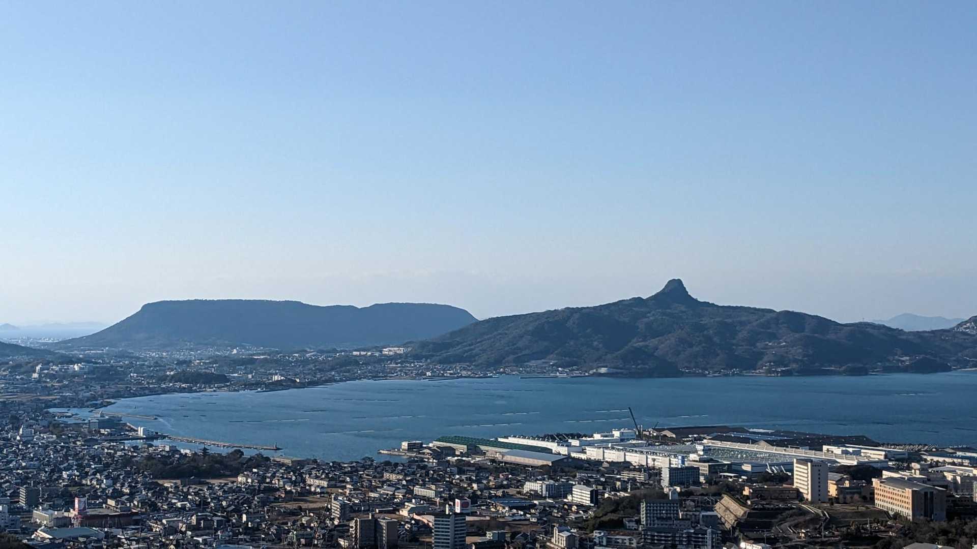小屋前からの眺め
右側は五剣山、左は やしま〜る