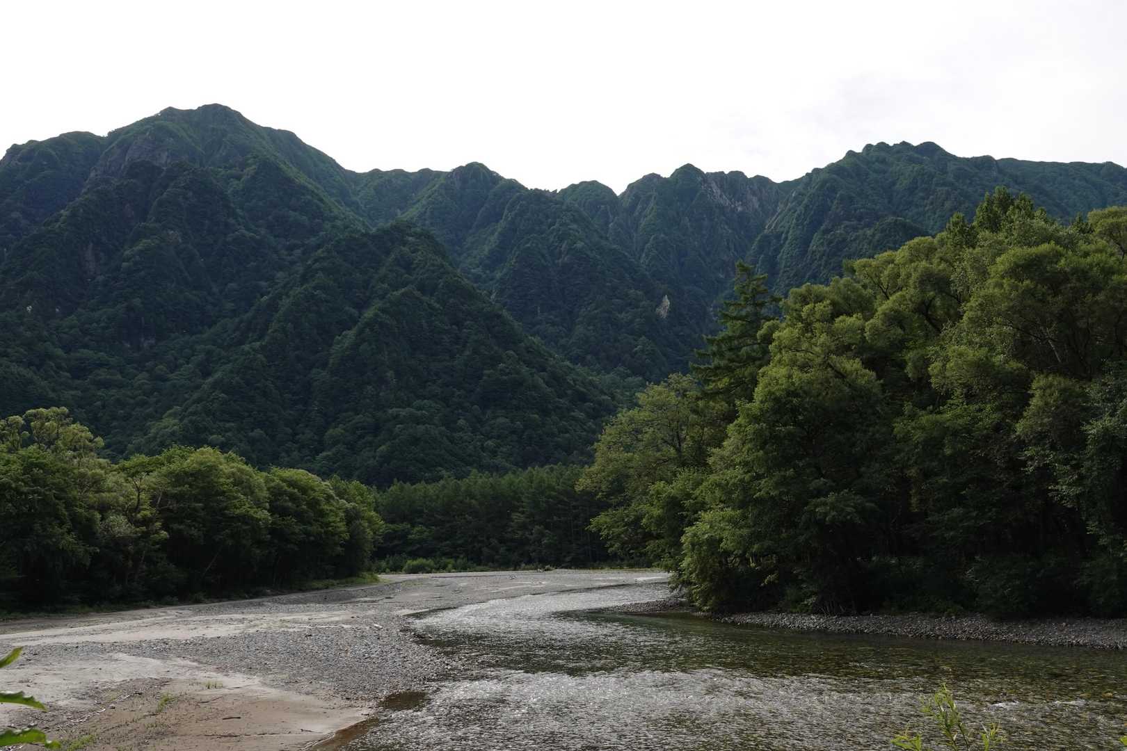 梓川東側にそびえる六百山、三本槍、霞沢岳。
