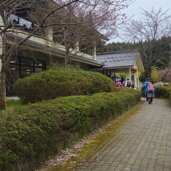 ビジターセンター
昼食休憩
ニリンソウさんからビール２本頂く
ありがたく飲み干す