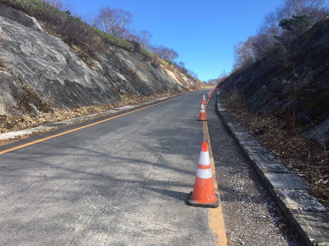 ここの側溝よりも登山口までの悪路を直してほしい