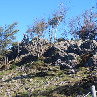 雷岩で展望を楽しむ登山者
