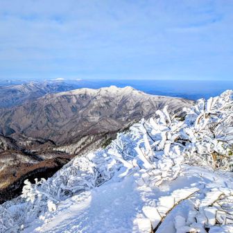 🏔️三宝荒神山からの眺め　
正面に🏔️雁戸山　　