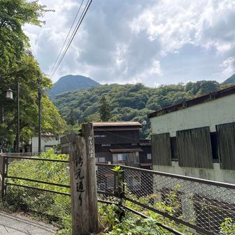 湯元通りの先に露天風呂があります。