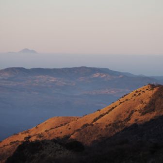 奥は、雲仙普賢岳。