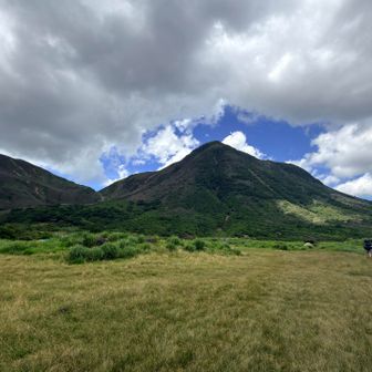 振り返って、坊がつるの向こうに三俣山