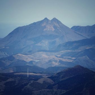 城ケ岳牧場と由布岳