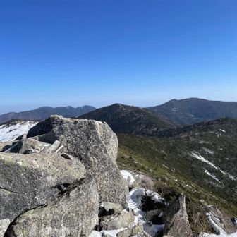 遠くに甲武信岳、三宝山