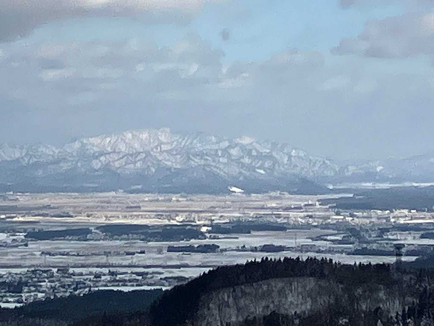 朝日方面かな
一瞬日が差して
雪山が輝いてきれいでした