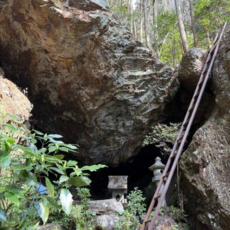 ハシゴを降りて祠へ