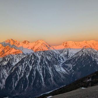 モルゲンロートに染まる槍、穂高連峰