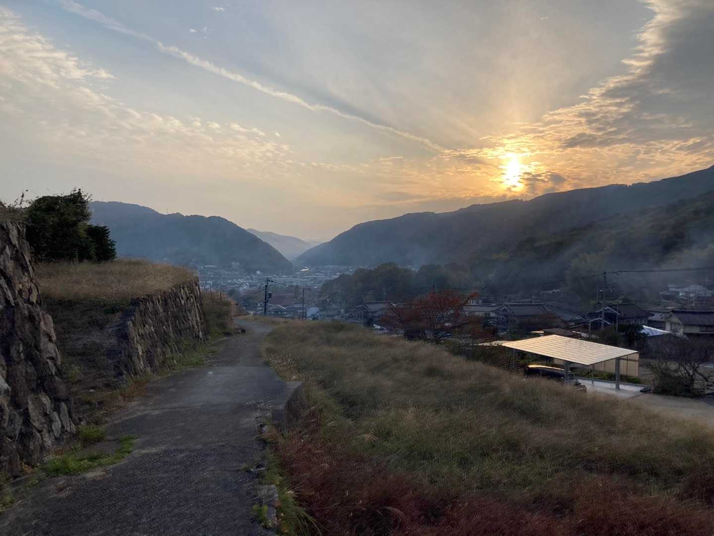 登山口すぎてからは、一般道路ですが、車もめったにとおりそうもない民家の中を歩いて、楽しかった。日がだいぶ落ちてきて夕焼けがいい感じでした