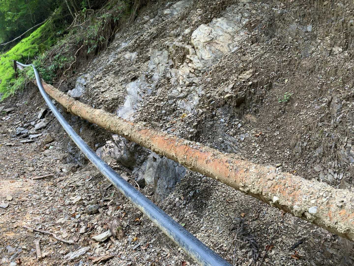 山肌崩れて配管？剥き出し。
ゴボウから駐車場までの道のりけっこう見応えある。