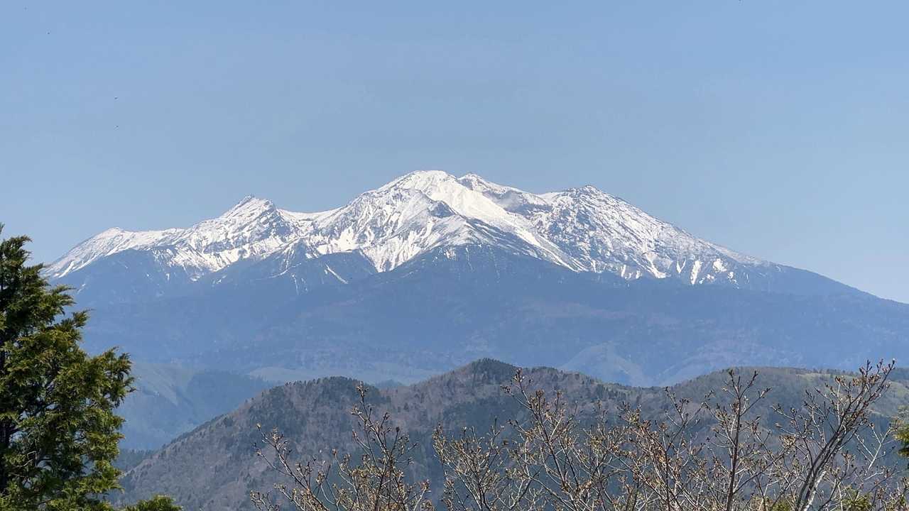 これですよ、これ❗️ズームで撮ると御嶽山の魅力が丸わかり。先日の雪でまた白くなってる❗️
今年も登りたいね。