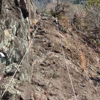 亀岩の横に廊下のように脇道がある。