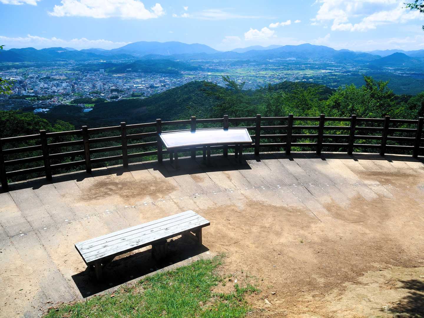 山頂の南側の直下に展望台がある。　ここからは東広島の市街地と野呂山、小田山、絵下山などの山々の展望が良い。