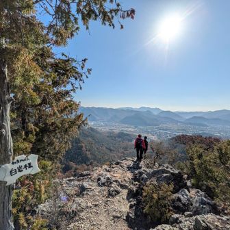 ぐるっと回って、白岩様の上の展望所へ来てみました。