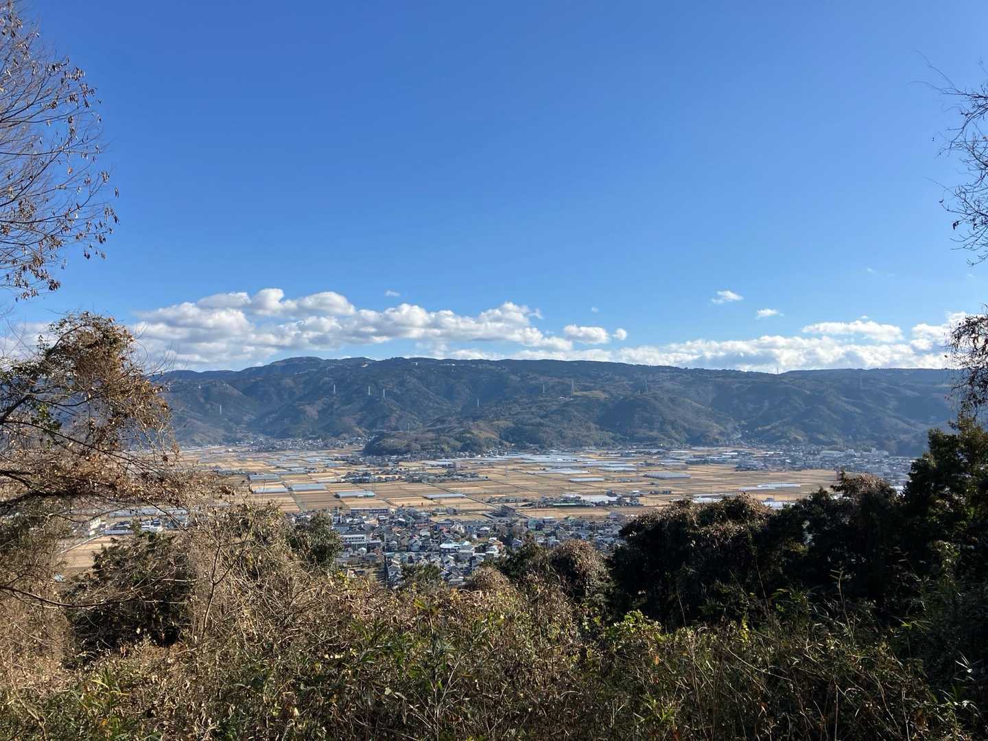 のどかな田園と山に囲まれた風景