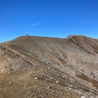 東展望所へ❗️
このコースは初めて歩きます♪
稜線がいいですね〜❣️