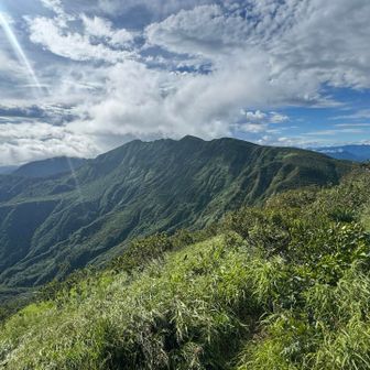 まずは本山と反対方向にある中津又岳に向かうと大岳山頂からよりも全身くっきりなすもん❗️
ギザギザでビョーブな感じがすんばらしい❗️