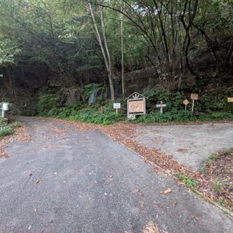 本来、この左下の道を少し行くと駐車場がありますが、石の山で駐車できず、この林道分岐の前に路駐させてもらいました。一番乗りです。すぐに次の方が来ましたが。